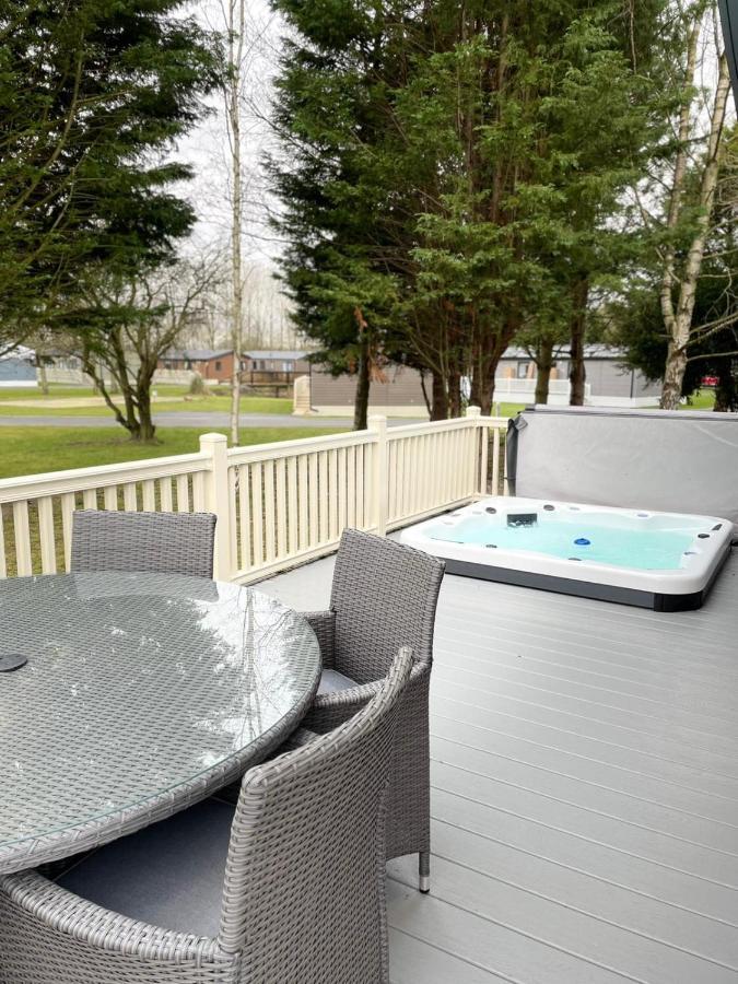 Lotus Lodge With Hot Tub York Exterior photo